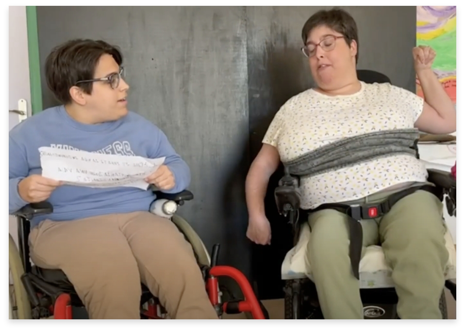 Portada de un vídeo, dos mujeres en silla de ruedas